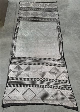 Scialle in tulle di cotone con applicate bandelle di argento puro, decorato a m