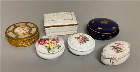 Lotto composto da cinque scatole in porcellana e una in metallo con miniatura,