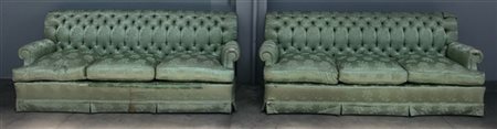 Coppia di divani a tre posti rivestiti in seta verde decorata a rose (cm 215x87