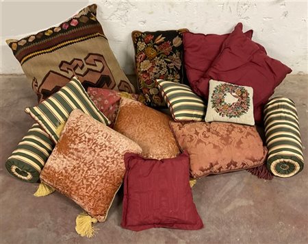 Lotto di due cartoni contenenti numerosi cuscini di fatture differenti, tra cui