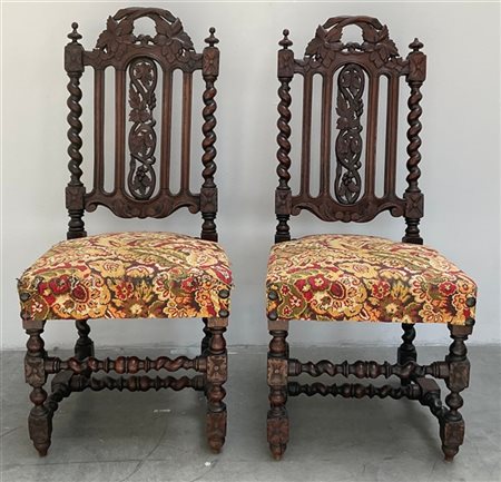 Coppia di sedie in rovere con montanti a torciglione, cimasa e schienale a tral