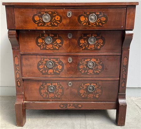 Cassettone con fronte a quattro cassetti decorati come il piano da cartelle in