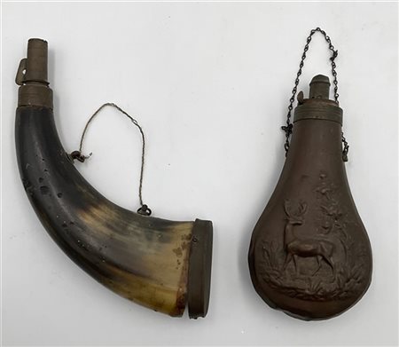 Lotto composto da due fiaschette: una portapolvere da sparo in corno