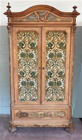 Armadio lastronato e radicato a due ante e finto cassetto nella fascia con mont