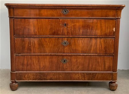 Cassettone lastronato in noce a tre cassetti grandi e uno piccolo sottopiano, a