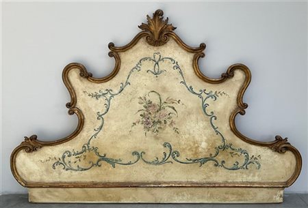 Testiera matrimoniale in legno intagliato, laccato e dorato a fiori e volute fo