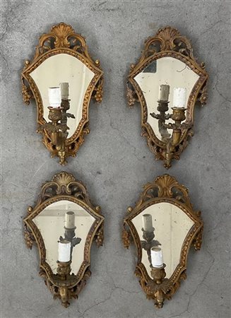 Gruppo di quattro ventole a una luce in metallo dorato di forma sagomata con fi