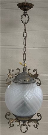 Lampadario a boccia in metallo dorato decorato a volute fogliate e riccioli (h.