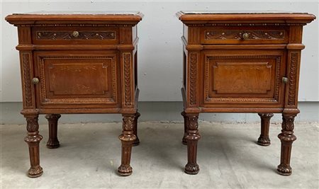 Coppia di comode in legno intagliato e dorato con anta sotto cassettino sul fro