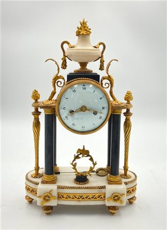 Gavelle. Pendola a portico in marmi e bronzi dorati. Quadrante in smalto bianco