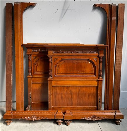 Coppia di testiere del letto in legno intagliato e dorato a festoni fioriti (L.