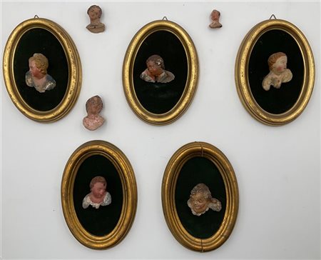 Manifattura napoletana del secolo XIX. Gruppo di cinque cherubini alati in terr