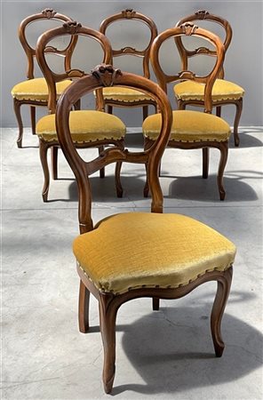 Gruppo di sei sedie in legno intagliato, schienale a giorno, gambe mosse (difet