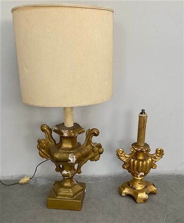 Due portapalme biansate in legno intagliato e dorato a volute fogliate (h. max