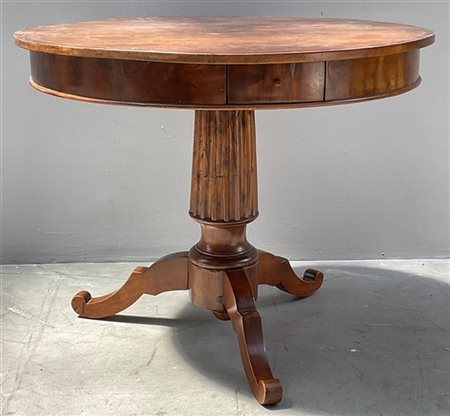 Tavolo in legno, cassetto nella fascia, sostegno a colonna rastremata su tre ga