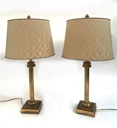 Coppia di lampade in ottone (h. cm 65) (difetti)