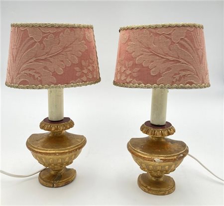 Coppia di portapalme in legno intagliato e dorato (h. cm 14,5) Elettrificate in