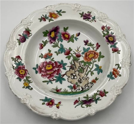 Piatto in porcellana decorato in policromia a fiori (d. cm 25) (difetti)