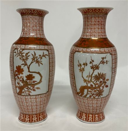 Coppia di vasi in porcellana decorati nei toni dell'arancio con riserve con ram