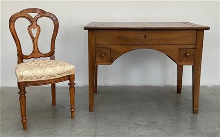 Lotto composto da un tavolo scrittoio in legno intagliato con due tiretti later