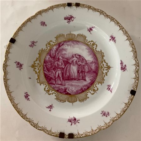 Manifattura francese, fine secolo XIX. Coppia di grandi piatti in porcellana co