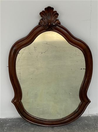 Specchiera sagomata con cimasa decorata a valva di conchiglia (difetti)