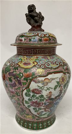 Manifattura di Samson, Francia, seconda metà del secolo XIX. Vaso con coperchio