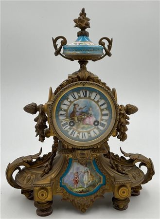  Orologio da appoggio in bronzo dorato e smalti, quadrante smaltato a numeri romani. Movimento a due treni con suoneria delle ore e mezze. Francia, seconda metà secolo XIX (cm 26x32) (difetti)