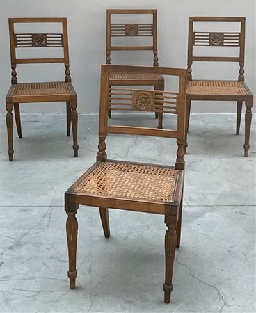 Gruppo di quattro sedie in legno schienale decorato a listelli (difetti)