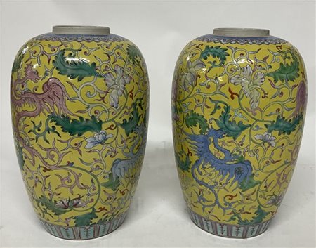 Coppia di vasi in porcellana decorati in policromia a fondo giallo con decori d