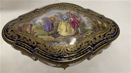 Manifattura francese, 
scatola in porcellana decorata in policromia a paesaggi