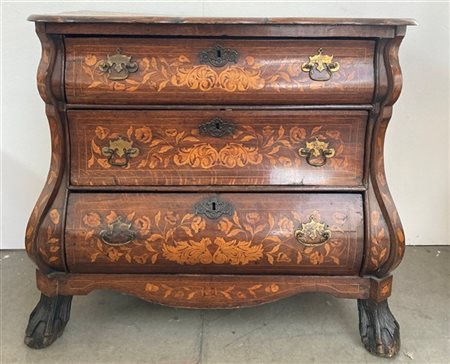 Cassettone olandese intarsiato e filettato di forma mossa. Fronte a due cassett