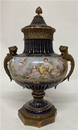 Manifattura francese, vaso biansato in porcellana decorato a figure classiche e