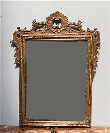 Antica specchiera in legno intagliato e dorato a volute, cimasa traforata (cm 1