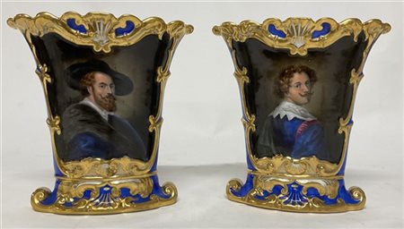 Manifattura francese, coppia di vasi decorati in policromia a volti maschili e