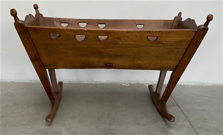 Culla in legno intagliato, secolo XIX (cm 75x40x37) (difetti)