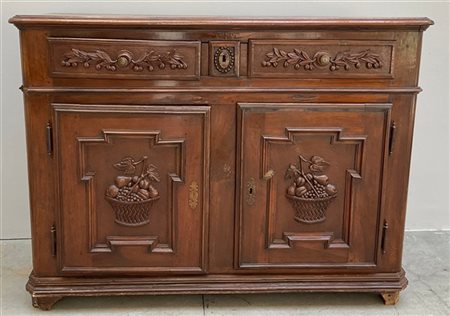 Credenza in legno intagliato, fronte a due cassetti e due sportelli decorati co