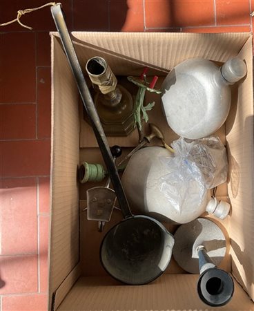 Cartone contenente numerosi oggetti di uso differente in materiali diversi (dif