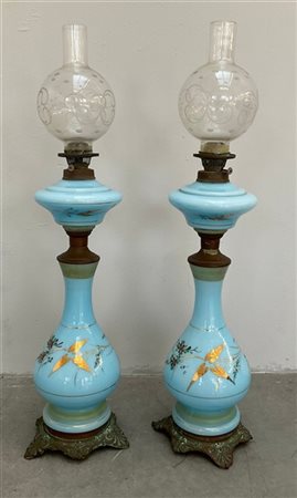 Coppia di lampade ad olio in vetro opaline turchese con ghiere in metallo (h. c
