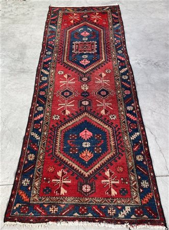 Tappeto passatoia Ferahkan, Persia, secolo XX. Decoro con due medaglioni esagon