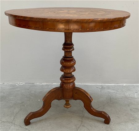 Tavolo in legno intarsiato e filettato in legni vari a motivi geometrici con ga