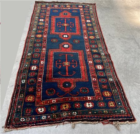 Tappeto Kazak Fachralo, Caucaso, fine secolo XIX. Decoro con due medaglioni a d