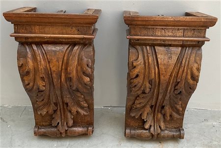 Antica coppia di mensole in legno intagliato e decorato a motivi fogliacei (cm