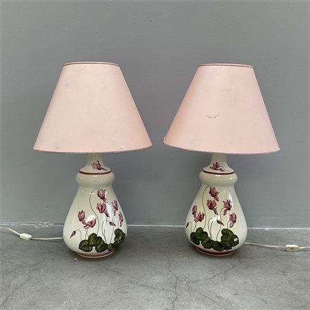 Coppia di lampade da tavolo in ceramica bianca dipinti in policromia a ciclamin