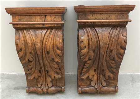 Antica coppia di mensole in legno intagliato e decorato a motivi fogliacei (cm