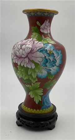 Vaso in metallo smaltato decorato con motivi floreali, rocce e volatili, base i