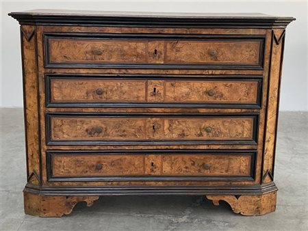 Cassettone a quattro cassetti lastronato e filettato in noce e radica di noce,