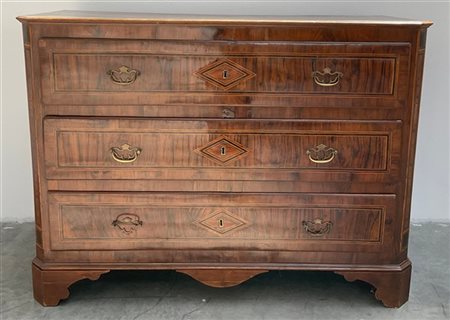 Commode lastronata e filettata in legni vari a tre cassetti sul fronte decorati