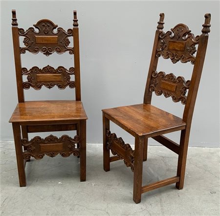 Coppia di sedie in legno intagliato con schienali a giorno centrato da cartelle