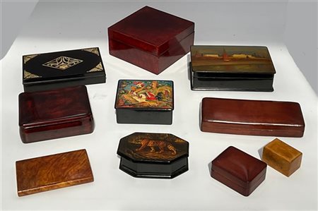 Lotto composto da dieci scatole di manifatture diverse alcune dipinte in policr